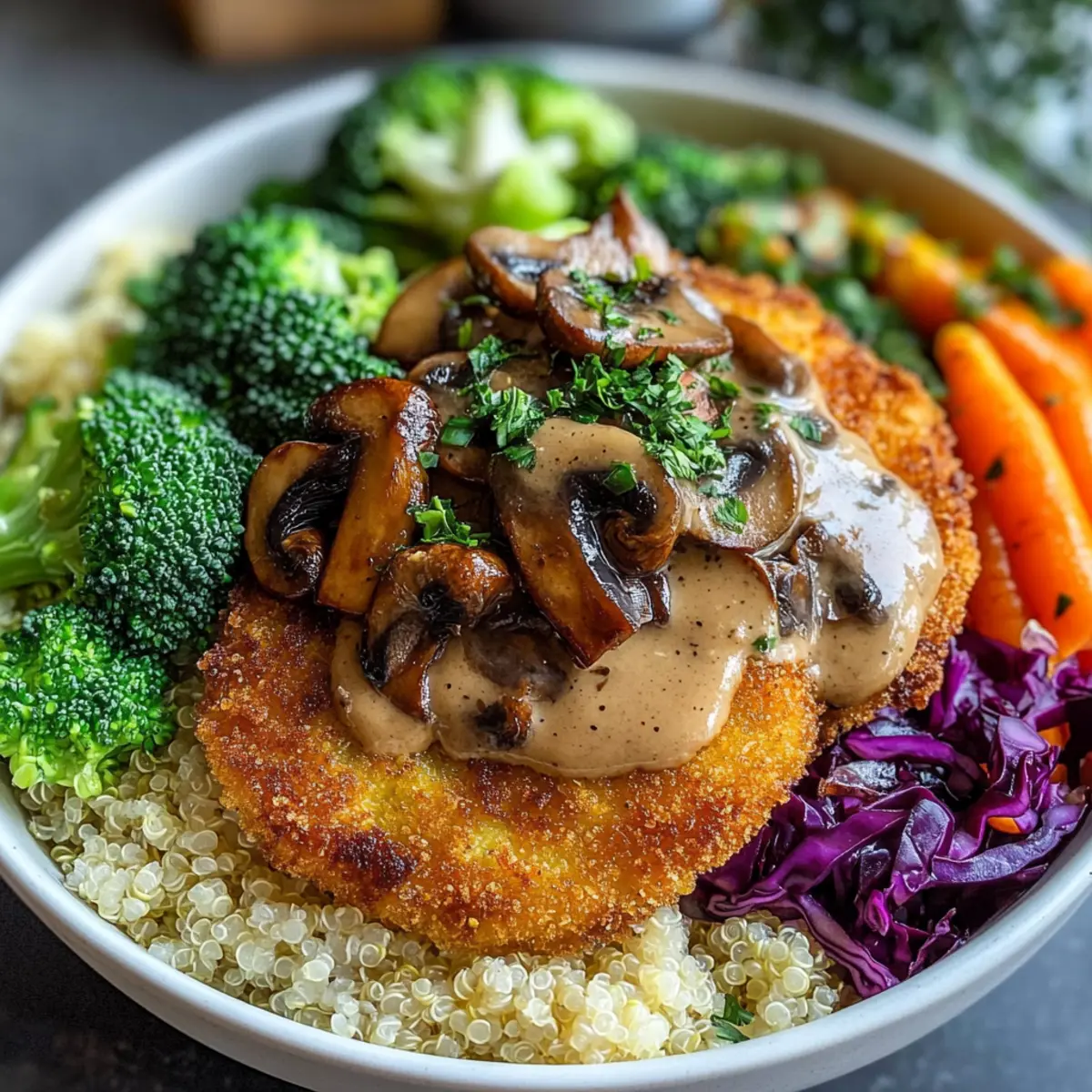 Vegane Schnitzel-Bowl mit Pilzsoße für Genießer